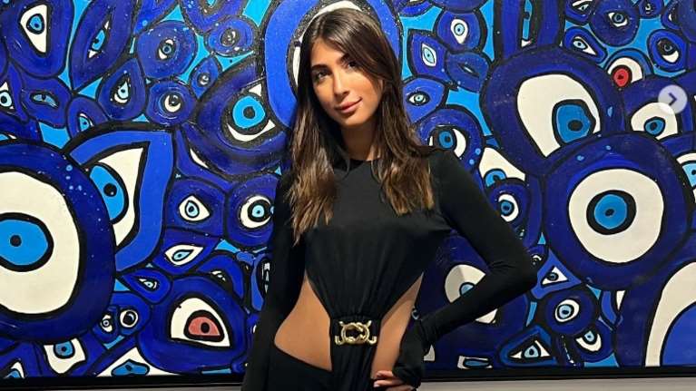 Χριστιάνα Μπέτα: Οι διαφορετικοί τρόποι που φόρεσε την ίδια μάξι φούστα - Με πουκάμισο και με crop top