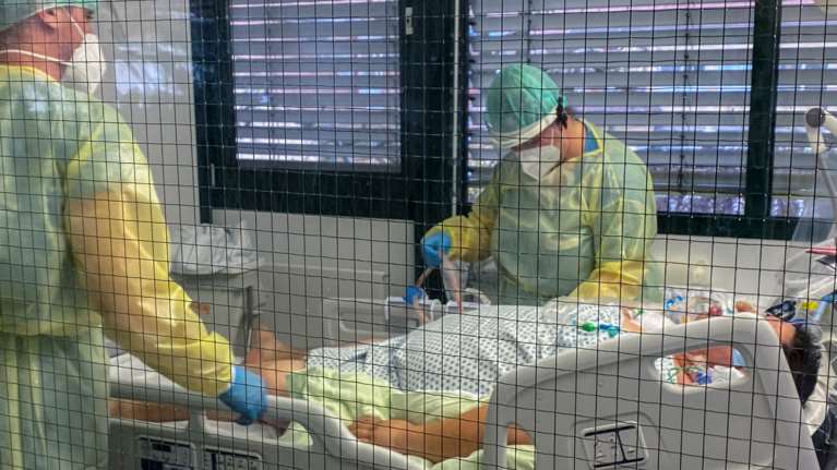 Στα όριά τους τα νοσοκομεία της Γερμανίας: &quot;Ένα βήμα πριν τη διαλογή ασθενών&quot; - Μαρτυρίες σοκ Ελλήνων γιατρών