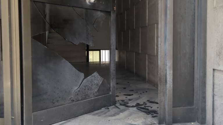 Έκρηξη σε πολυκατοικία στο Παγκράτι - Υλικές ζημιές στην είσοδό της