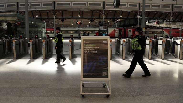 Τέρμα η "πλάκα" στη Βρετανία: Όποιος βήχει μπροστά σε αστυνομικούς μπαίνει 2 χρόνια φυλακή