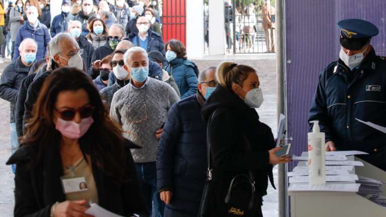 Ιταλία: 620 θάνατοι το τελευταίο 24ωρο - Έχουν γίνει πάνω από 400.000 εμβολιασμοί κατά του κορονοϊού