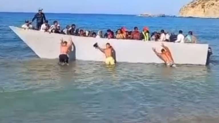 Γαύδος: Νέα εκδοχή για το βίντεο με τους μετανάστες - &quot;Τους βοηθήσαμε να φτάσουν στο λιμάνι, δεν τους διώξαμε&quot;