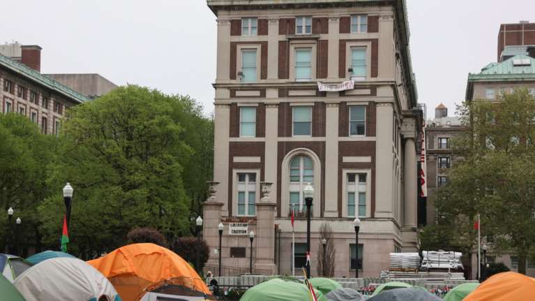 Απαντήσεις στις &quot;θεμιτές ανησυχίες&quot; του Τραμπ θα δώσει το Κολούμπια: Η αντίδραση του πανεπιστημίου μετά το πάγωμα των επιδοτήσεων