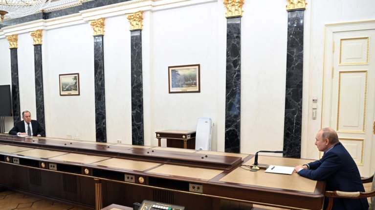 Πούτιν: Σε τραπέζι πιο μακρύ και από τον Μακρόν έβαλε τον Λαβρόφ - Συνέχιση διαπραγματεύσεων με τη Δύση θέλει ο ΥΠΕΞ