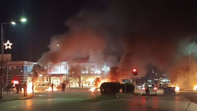 Επεισόδια και στο Αγρίνιο για τον 16χρονο Ρομά: Φωτιές σε κάδους και λάστιχα, κλειστή η Αντιρρίου - Ιωαννίνων [εικόνες-βίντεο]