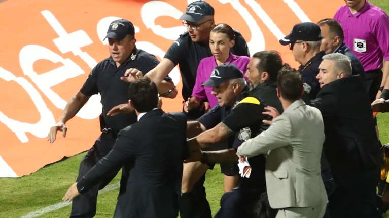 Παναθηναϊκός-Άρης: Επίθεση Καρυπίδη στη διαιτητή του τελικού Κυπέλλου– Σε αστυνομικό κλοιό η Γαλλίδα [εικόνες-βίντεο]