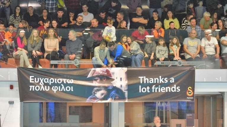 Σεισμός στην Τουρκία: Οι οπαδοί της Γαλατά σήκωσαν πανό στα ελληνικά – &quot;Ευχαριστώ πολύ φίλοι&quot;