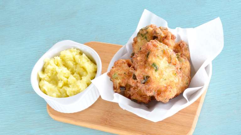 Πετρετζίκης: Νόστιμος και γρήγορος μπακαλιάρος με το πιο τραγανό κουρκούτι και βελούδινη σκορδαλιά