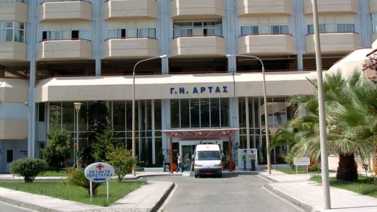 Άρτα: Μόλις δύο ώρες άντεξε το βρέφος μέσα στο αυτοκίνητο - Πώς η καμπίνα γίνεται καμίνι μετά από μισή ώρα [Βίντεο]