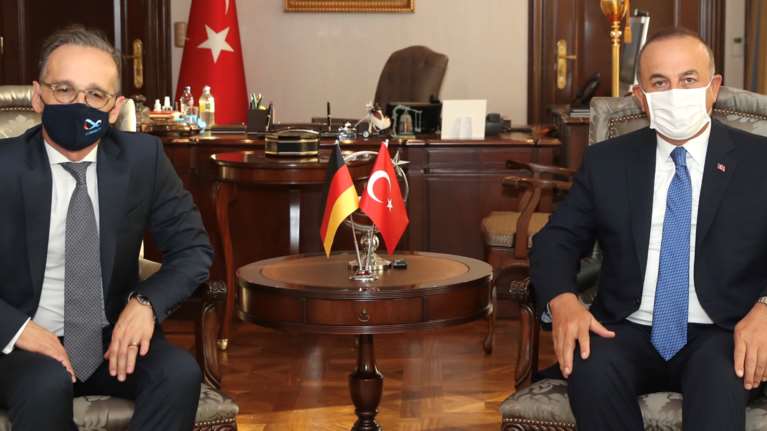 Ευθεία απειλή Τσαβούσογλου στην Ελλάδα: Δεν θα διστάσουμε να χτυπήσουμε - Ο Μάας άκουγε σιωπηλός