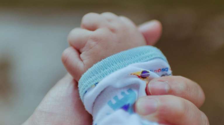 Μυστήριο με το νεκρό βρέφος στην Πάρο: Εκλαιγε συνέχεια αλλά το πήγαν στην παραλία - Δεν έπαθε θερμοπληξία