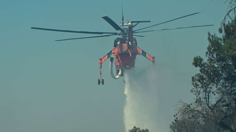 Φωτιά σε αγροτοδασική έκταση στο Ζαπάνι Κερατέας - Σηκώθηκαν εναέρια μέσα