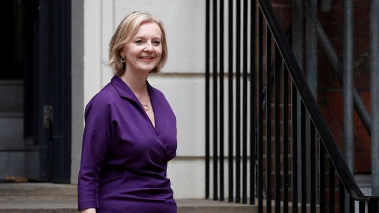 Λιζ Τρας: Με ελικόπτερο στη βασίλισσα Ελισάβετ και από εκεί στην πρωθυπουργία της Βρετανίας