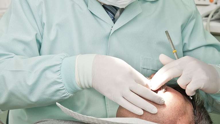 &quot;Ψευτο-οδοντίατρος&quot; στην Ηλιούπολη: &quot;Ήταν κακότεχνος σε όλα&quot; - Τι αποκαλύπτει ο ασθενής που τον ξεσκέπασε [Βίντεο]