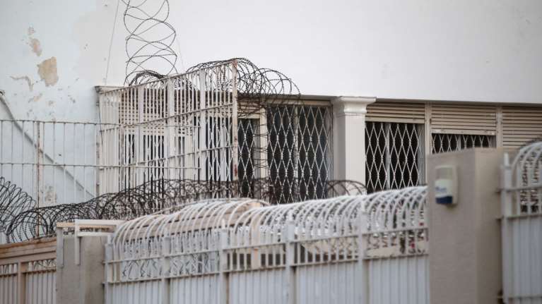 Φυλακές Κορυδαλλού: Συνελήφθη άνδρας που πέταξε απ' έξω δέμα με ναρκωτικά και κινητό στο προαύλιο