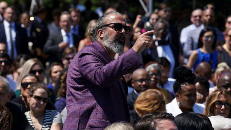 ΗΠΑ: Ακτιβιστής διέκοψε την ομιλία του προέδρου Μπάιντεν για την οπλοκατοχή