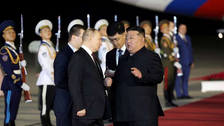 Θερμή υποδοχή Κιμ στον Πούτιν - Η αμήχανη στιγμή που &quot;μαλώνουν&quot; για το ποιος θα μπει πρώτος στη λιμουζίνα