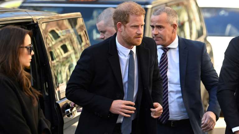 Στα δικαστήρια του Λονδίνου ο πρίγκιπας Χάρι: Η μη αναμενόμενη εμφάνιση για κατάχρηση προσωπικών δεδομένων