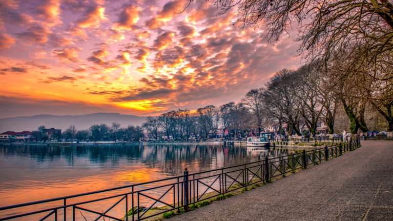 Εκεί που η φύση καθρεφτίζει την ομορφιά της: 6 προορισμοί με λίμνες στην Ελλάδα για φθινοπωρινές αποδράσεις