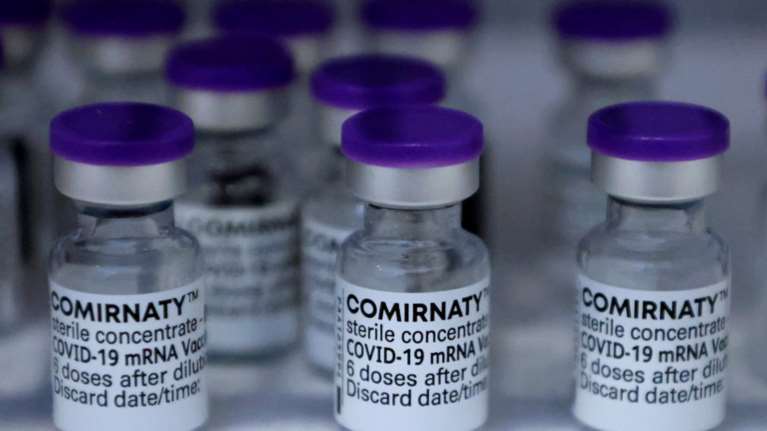 Η Pfizer θα παραδώσει 10% περισσότερες δόσεις του εμβολίου στις ΗΠΑ - Το tweet Μπουρλά