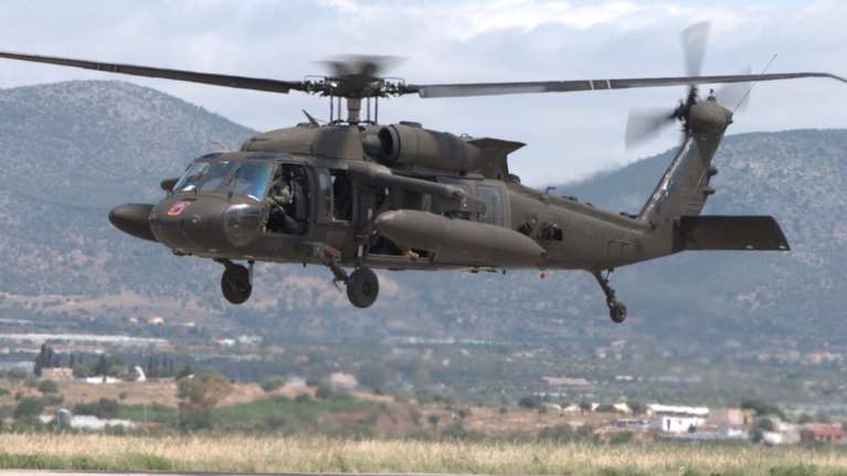 Εντυπωσιακά πλάνα από την κοινή άσκηση Ελλάδας-ΗΠΑ με ελικόπτερα Apache και βολές στο Αιγαίο [Βίντεο]