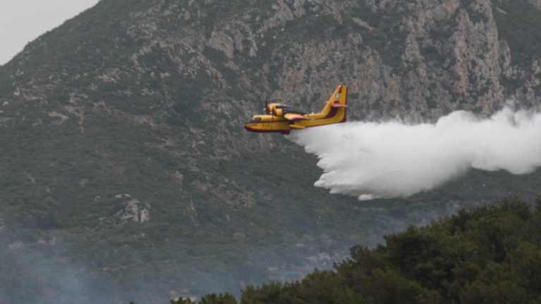 Φωτιά στη Σκοτεινή Αργολίδας - Σηκώθηκαν τρία εναέρια μέσα