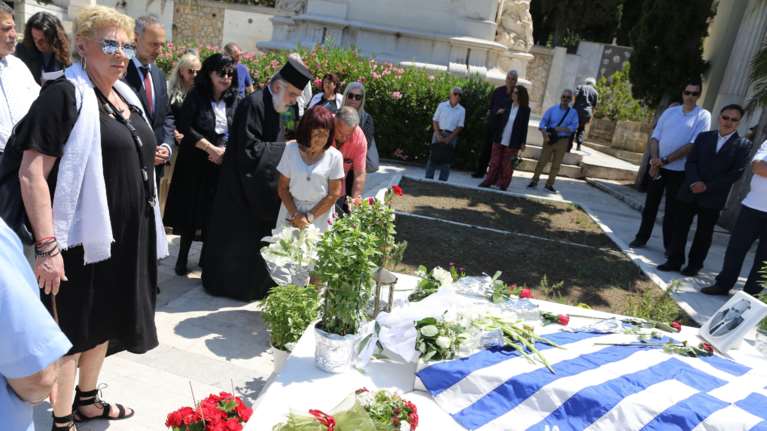 Στα μαύρα η Δήμητρα Λιάνη στο τρισάγιο στον τάφο του Ανδρέα Παπανδρέου [Εικόνες]