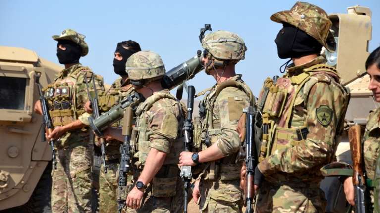 Συρία: Αμερικανοί και Ρώσοι στρατιώτες ποζάρουν χαμογελαστοί μαζί - Σπάνια στιγμιότυπα [εικόνες]