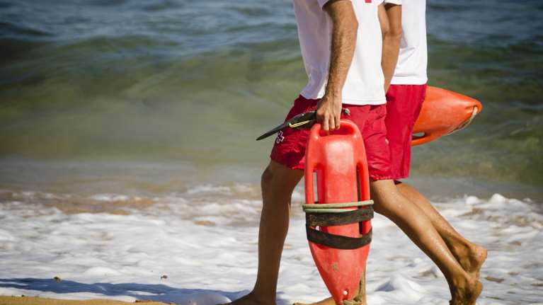 Κρήτη: Ναυαγοσώστης επανέφερε 57χρονη - &quot;Την ανέσυρα από τη θάλασσα χωρίς αισθήσεις, χωρίς παλμό&quot; [βίντεο]