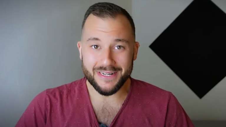 &quot;Eazy Purple&quot;: Πέθανε στα 35 του ο γνωστός YouTuber Κωνσταντίνος Γιαούζος