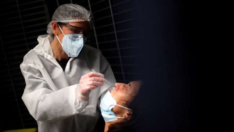 Συναγερμός στη Γαλλία: Πρώτο κρούσμα της μετάλλαξης κορονοϊού της Νότιας Αφρικής