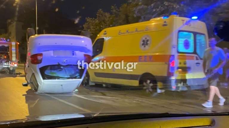 Θεσσαλονίκη: Τρομακτικό τροχαίο - Τούμπαρε αυτοκίνητο μετά από σύγκρουση με άλλο ΙΧ