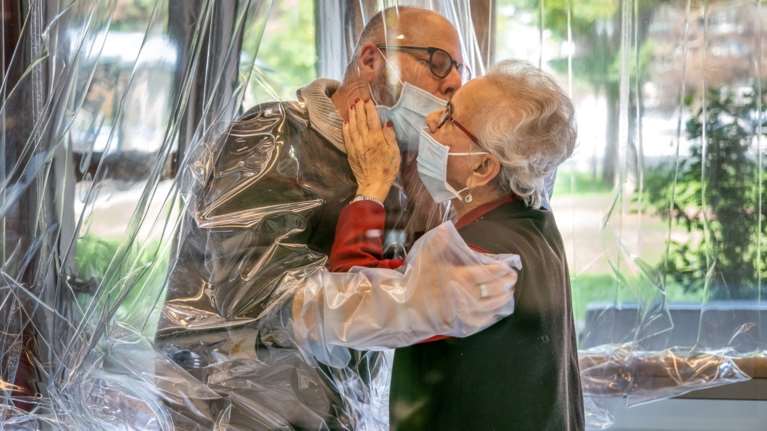 Κορονοϊός - Συγκλονιστικές εικόνες: Δωμάτια για ασφαλείς αγκαλιές σε γηροκομείο στην Ιταλία [εικόνες - βίντεο]