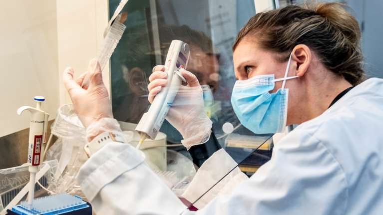 Μετάλλαξη κορονοϊού: Αυτά είναι τα τρία στελέχη που ανησυχούν τους λοιμωξιολόγους