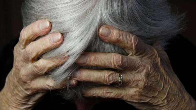 Πάτρα: 85χρονη έπεσε στην παγίδα του δήθεν τροχαίου και πέταξε 6 χιλ. ευρώ από το μπαλκόνι σε απατεώνες