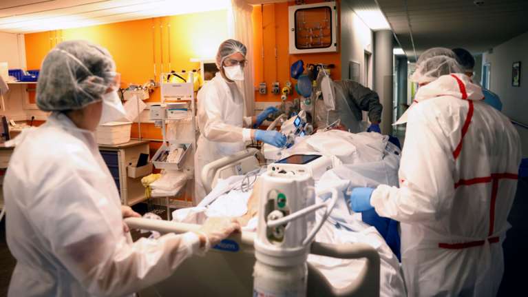 Κορονοϊός: 5.072 οι διασωληνωμένοι ασθενείς σε ΜΕΘ στα νοσοκομεία της Γαλλίας