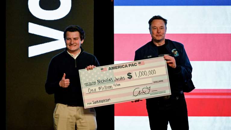 ΗΠΑ: Ο Μασκ έδωσε δύο επιταγές του 1 εκατ. δολαρίων σε ψηφοφόρους στο Ουισκόνσιν για να υποστηρίξουν συντηρητικό δικαστή