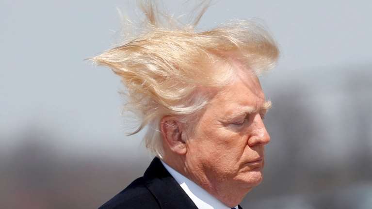 Ο Τραμπ κατάργησε τους κανονισμούς για την οικονομία στο νερό του Ομπάμα- "Για να φροντίζω τα όμορφα μαλλιά μου"