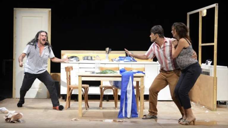 Λένα Κιτσοπούλου: Όταν παρουσίαζε τον Αθανάσιο Διάκο ως ζηλιάρη σουβλατζή που σκοτώνει την άπιστη συζυγό του