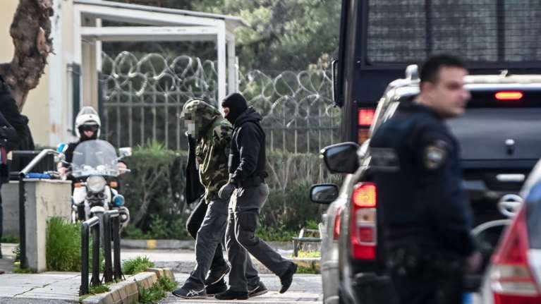 Στα χέρια της Αντιτρομοκρατικής ο &quot;βομβιστής&quot; της τράπεζας στα Πετράλωνα  - Βίντεο του &quot;αεροπόρου&quot; με τη βόμβα στην Πρόεδρο Εφετών