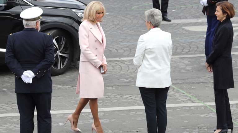 Μπριζίτ Μακρόν: Η total pink εμφάνιση με ροζ φόρεμα, πανωφόρι και γόβες - Η επιτομή της κομψότητας και της γαλλικής φινέτσας [Εικόνες]