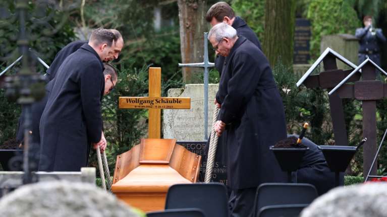 Η Γερμανία αποχαιρέτησε τον Βόλφγκανγκ Σόιμπλε - Απούσα από την κηδεία η Μέρκελ [εικόνες]