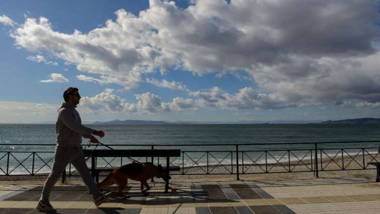 Ο καιρός τη Δευτέρα: Επιμένει το &quot;καλοκαίρι&quot;, έως 33 βαθμούς η θερμοκρασία