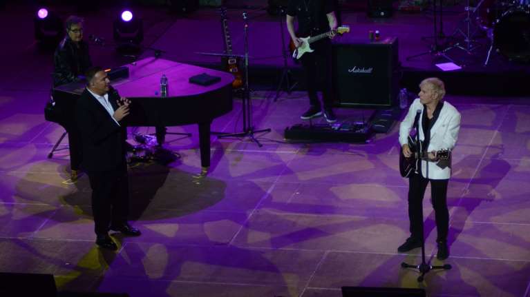 Ο Αντώνης Ρέμος υποδέχθηκε τον Michael Bolton "Κάτω από την Ακρόπολη"