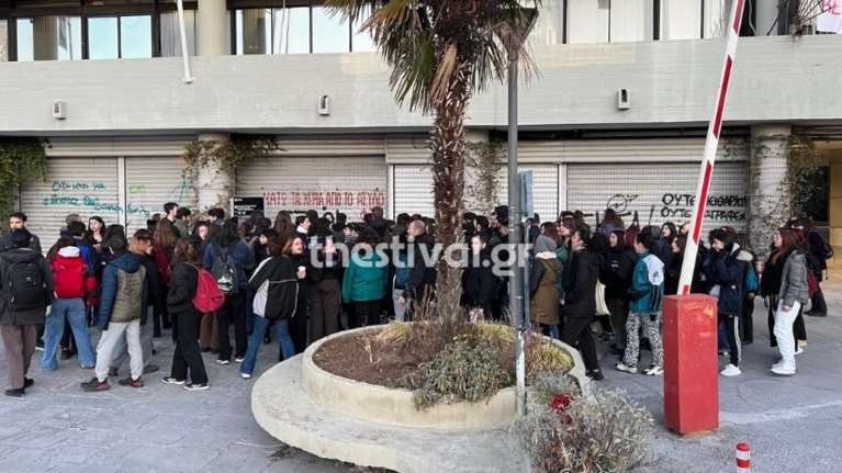 Φοιτητές απέκλεισαν την Πρυτανεία του ΑΠΘ – Διαμαρτύρονται για τις ηλεκτρονικές εκλογές [εικόνες - βίντεο]