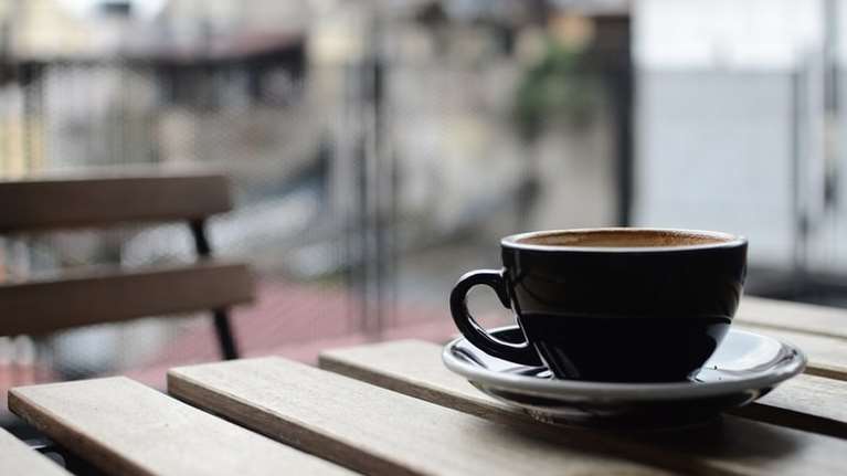 Μειώνεται ο ΦΠΑ στην εστίαση - Φθηνότερα θα κοστίζουν ο καφές και τα αναψυκτικά [Βίντεο]