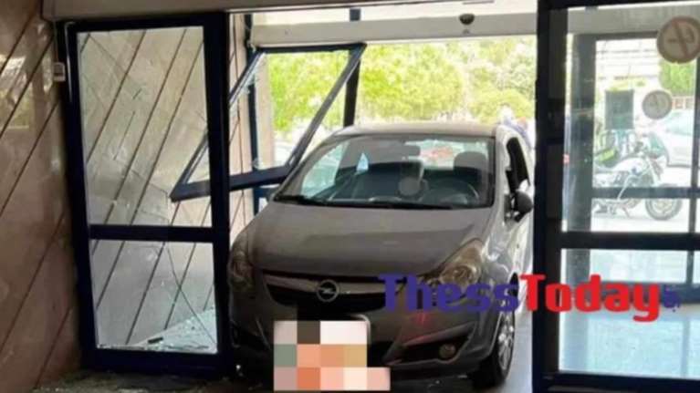 Θεσσαλονίκη: Οδηγός καρφώθηκε στην είσοδο του Ιπποκράτειου Νοσοκομείου [εικόνες]