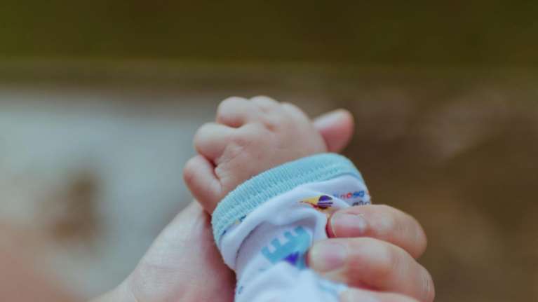 Τραγωδία στα Χανιά: Νεκρό βρέφος 2,5 μηνών στις Καλύβες Αποκορώνου - Το πλάκωσαν οι γονείς στον ύπνο τους