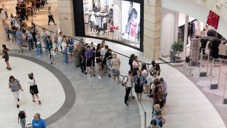 Ουρές στη Μόσχα για το ξεστοκάρισμα του H&amp;M: "Θα αγοράσω ό,τι υπάρχει" λένε οι καταναλωτές - Φεύγουν οι δυτικές μάρκες
