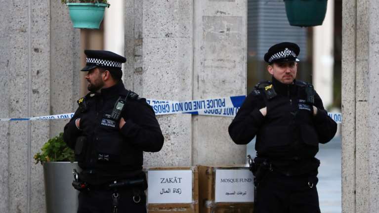 Συναγερμός στο Λονδίνο: Αστυνομικοί σκότωσαν άνδρα που έβγαλε μαχαίρι